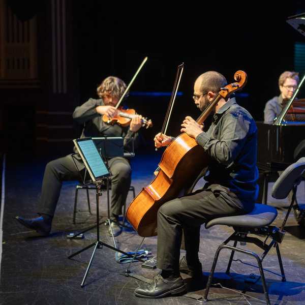 Review: Trio Isimsiz